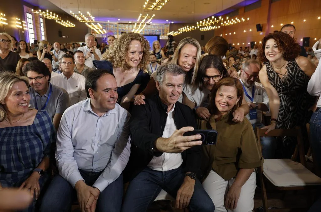 Feijóo insta a Sánchez a no presentarse a las elecciones y le advierte: "Cada día que alarguen su agonía seremos más"