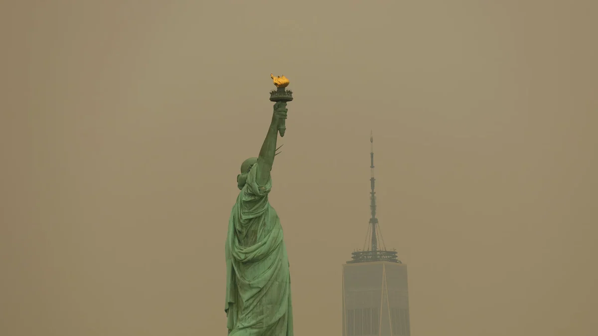 Una densa capa de humo cubre Nueva York: tiñó el cielo y ocultó parcialmente el horizonte de Manhattan