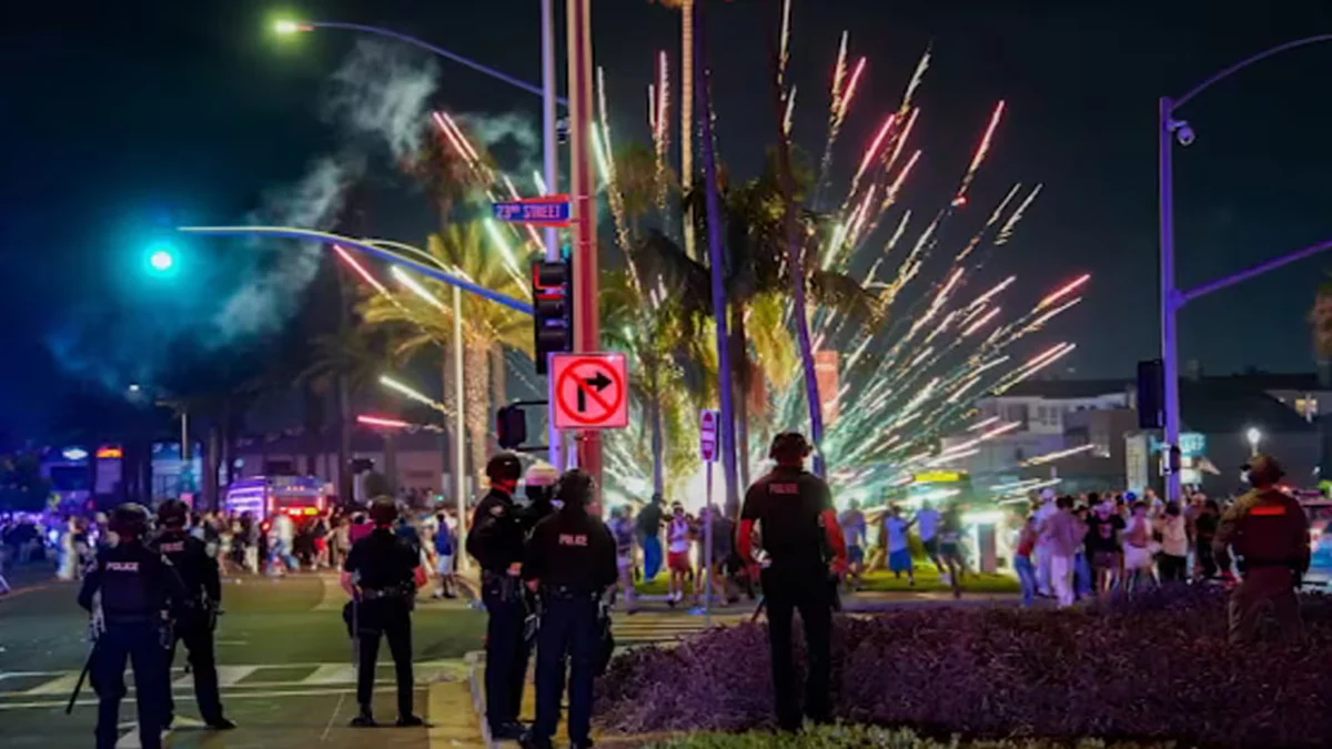 Más de 400 personas detenidas tras una ola de violencia y caos en las fiestas del 4 de julio en Newport Beach