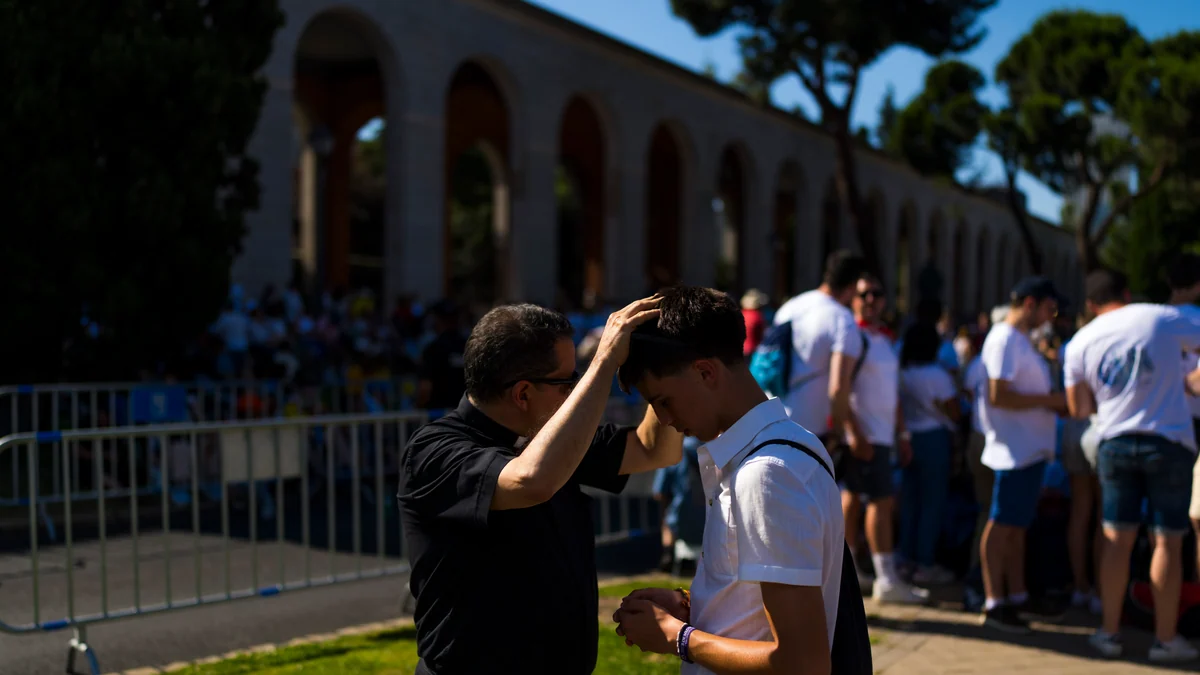 Confesión urgente en un mundo que "no siempre tiene a Dios presente"