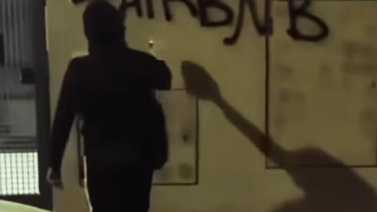 Los comandos 'anti Airbnb' que sabotean más de 150 pisos de Madrid en una sola noche: "¡Fuera turistas!"