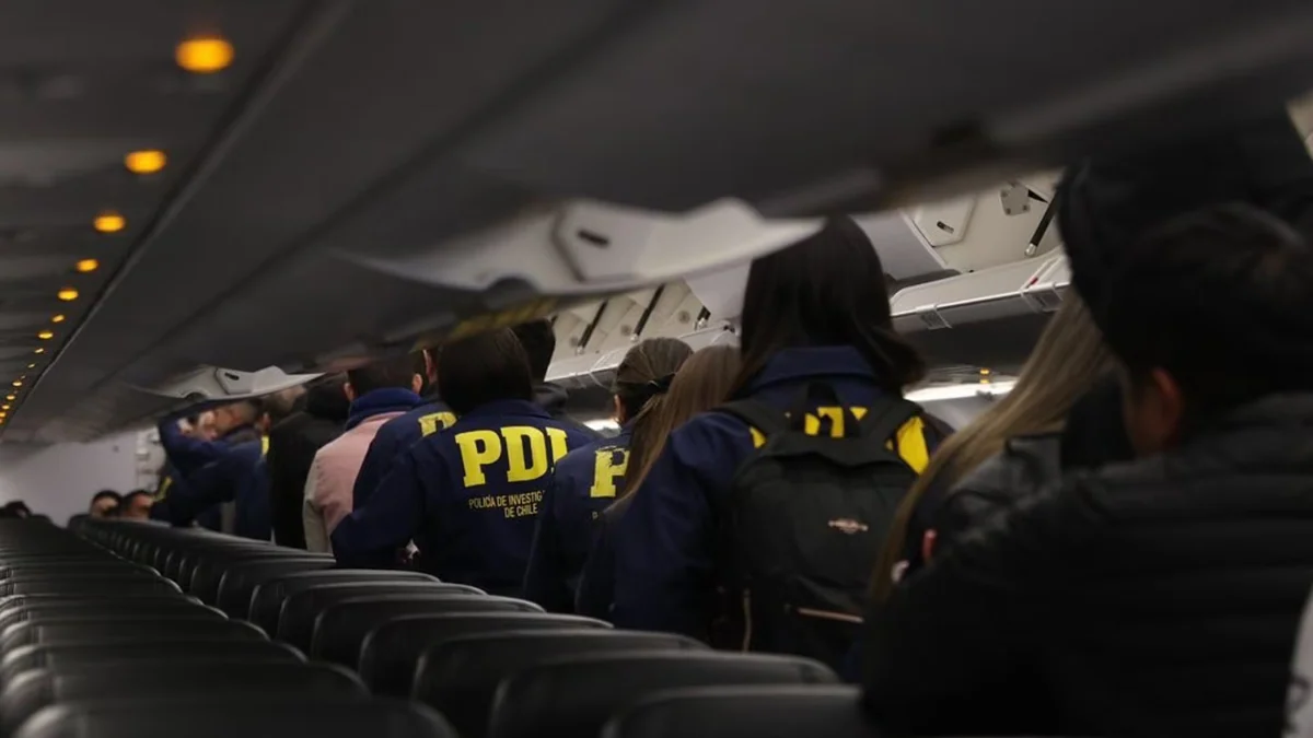 Chile expulsa a 80 migrantes en su tercer vuelo de deportación bajo el plan de Kast