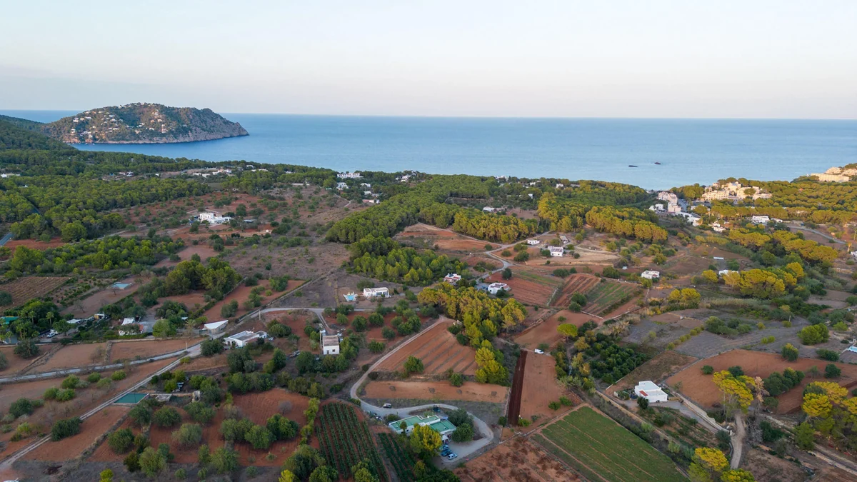 Vecinos de Ibiza declaran la guerra a las fiestas ilegales en chalets: 1.000 asistentes, seguridad privada y sin permisos