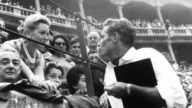 Los famosos que han disfrutado alguna vez de los Sanfermines: desde Lola Flores con la multitud hasta Charlton Heston o Audrey Hepburn