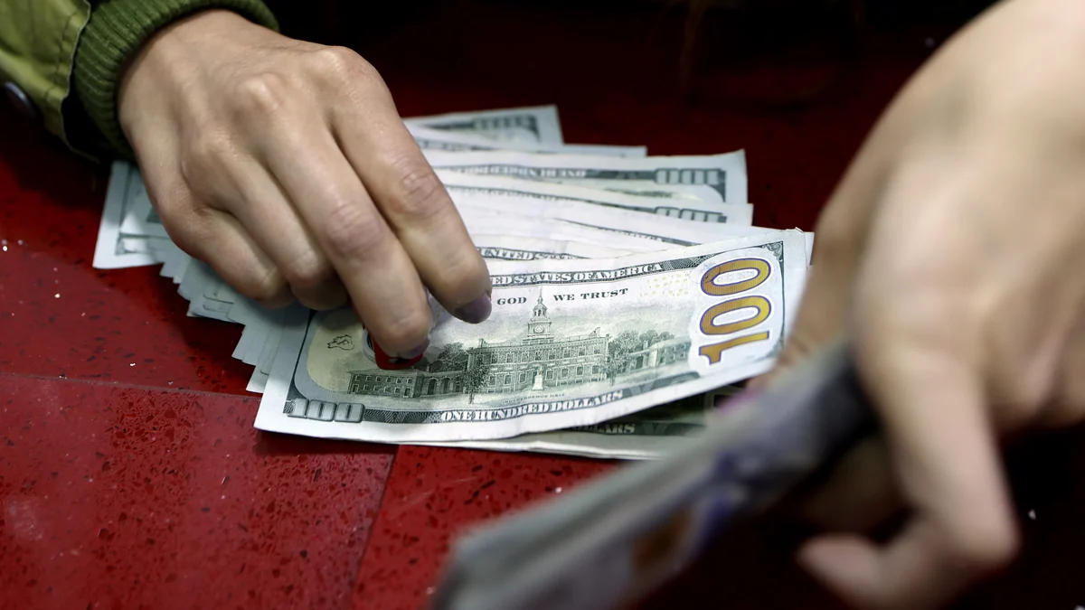 Qué hacer con los dólares ahora que el precio alcanzó mínimos históricos en Colombia: expertos explican si es hora de comprar o vender