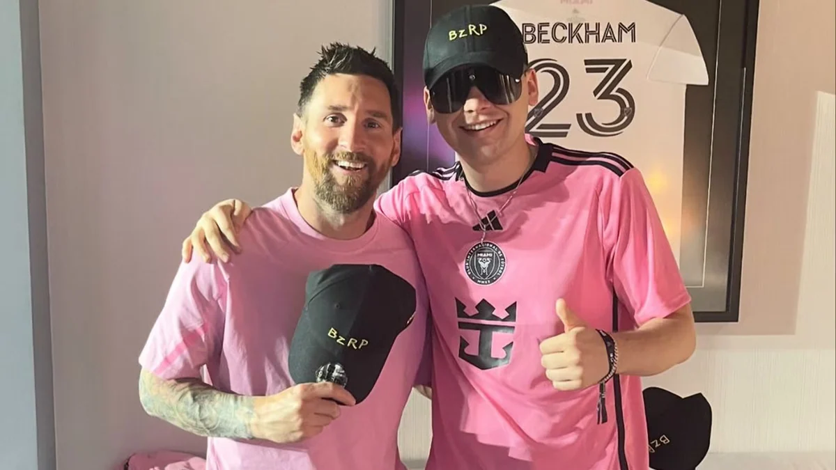 El emotivo abrazo de Bizarrap a Lionel Messi al darle el premio al jugador del partido: “Sigue siendo el mejor”