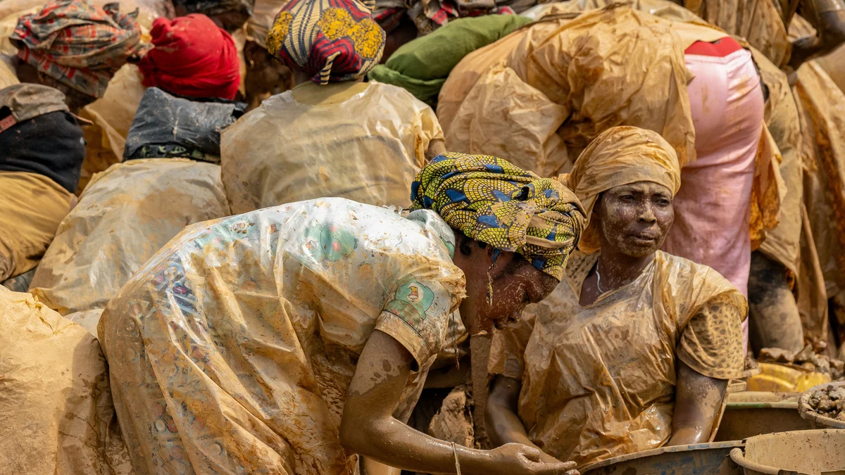 In the Ebola epicenter, a gold-mining town reacts with fear, disbelief and grit