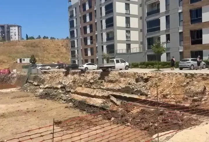 İnşaatın bitişiğindeki sitenin istinat duvarının çökme anı kamerada