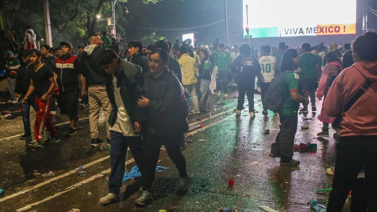 Aficionados se retiran del Ángel de la Independencia tras derrota de México ante Inglaterra y saturan Metro CDMX