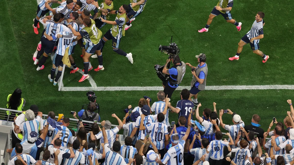El viejo Messi conmueve al mundo: un doblete del 10 clasifica a Argentina a dieciseisavos