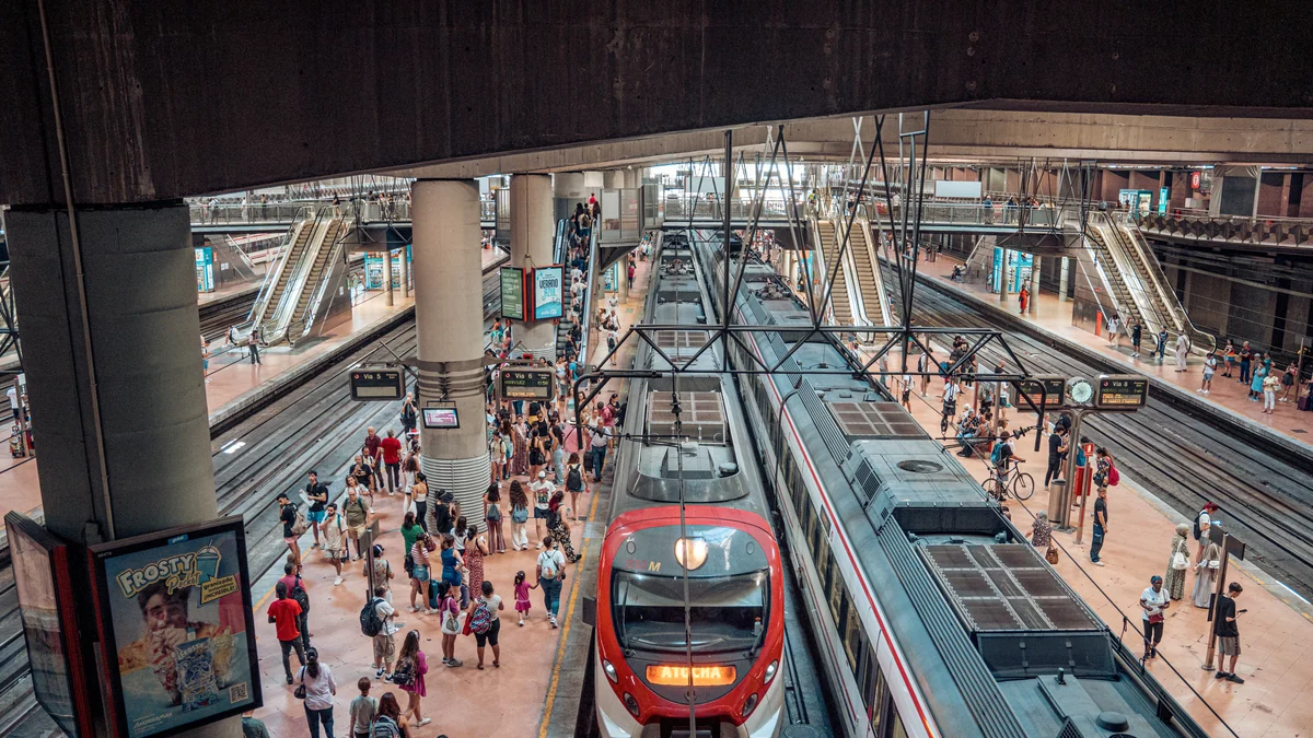 Una avería en la estación de Atocha provoca cortes, retrasos y desvíos en tres líneas de Cercanías Madrid