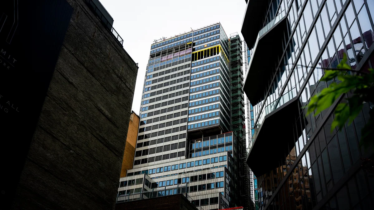 ¿Cómo un rascacielos en el corazón de Manhattan pudo quedar tan cerca del colapso?