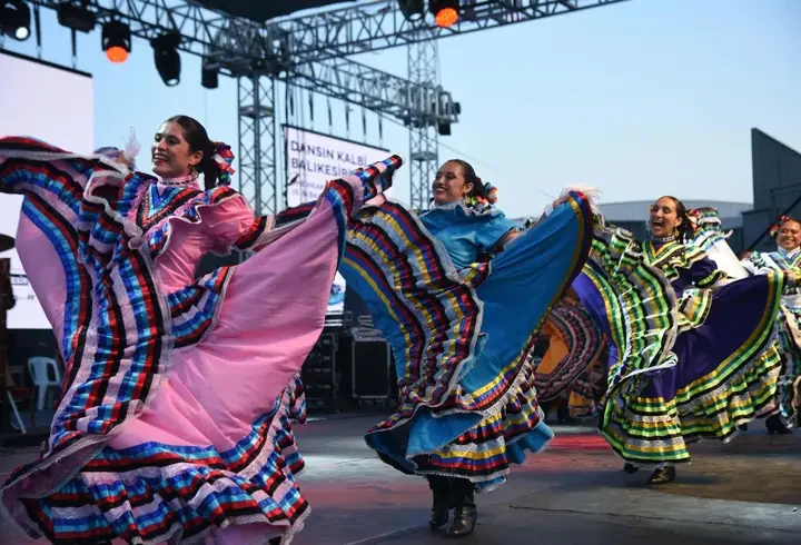 dansları Balıkesir sahnesinde