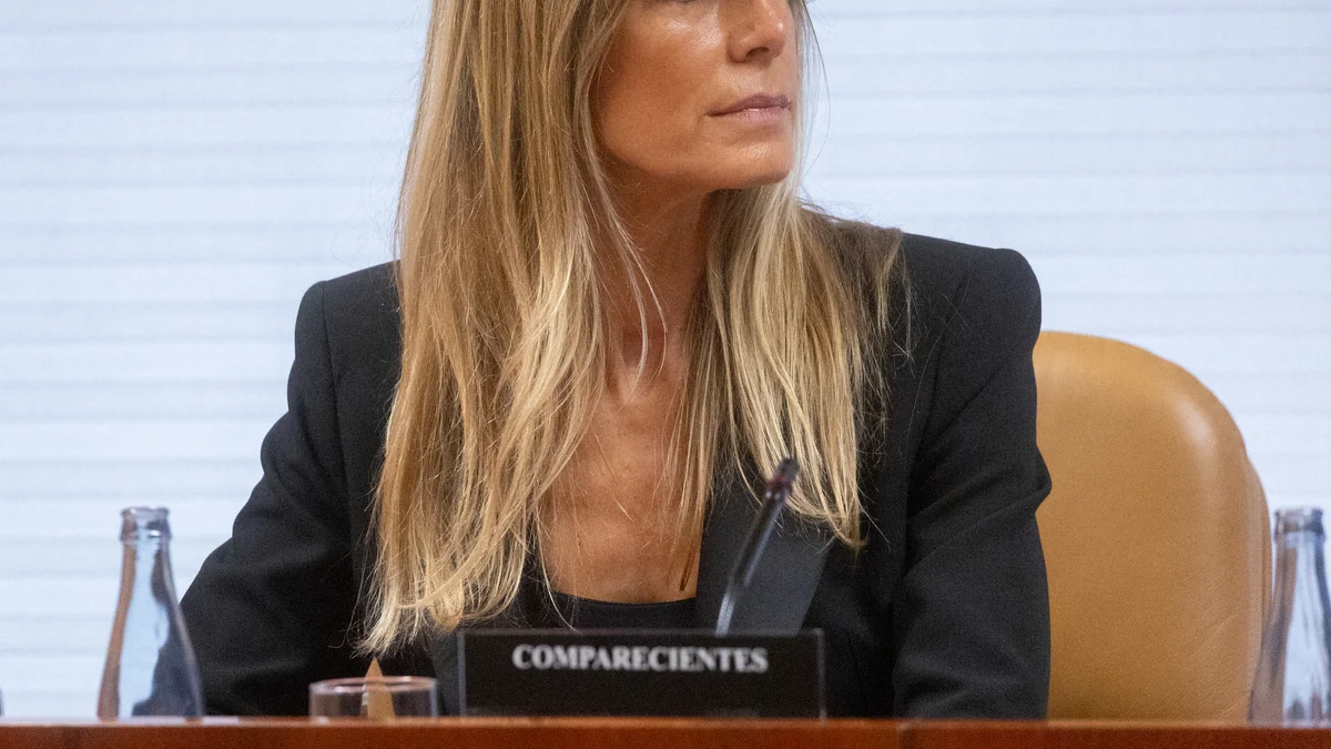 El juez retira el pasaporte a Begoña Gómez porque teme que sus escoltas faciliten su fuga por "órdenes superiores" y sindicatos policiales exigen la rectificación inmediata de "esta barbaridad"