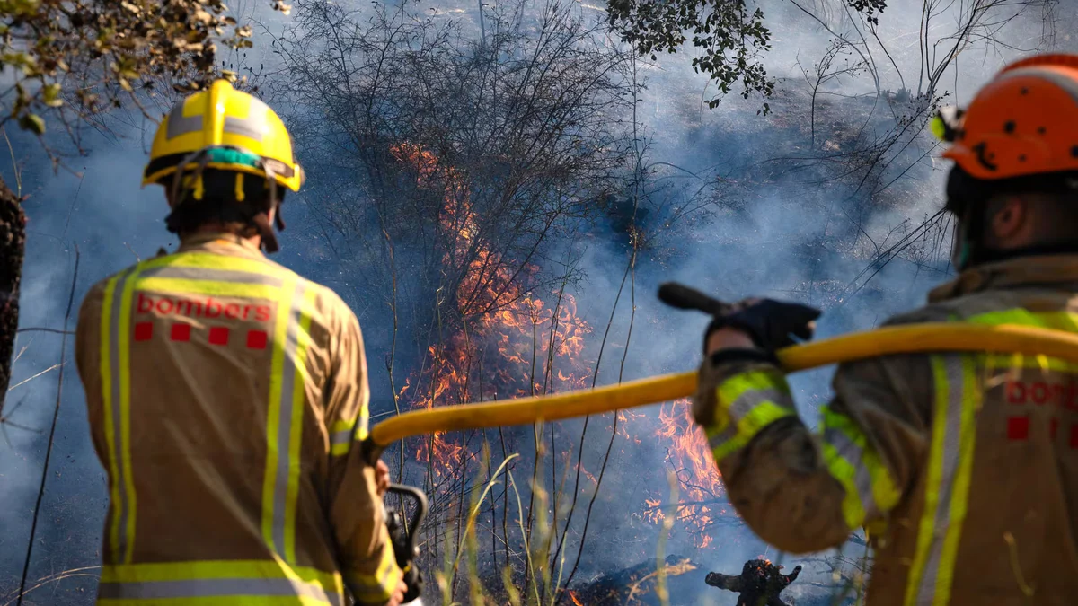 El incendio de Les Gavarres (Girona) ya ha calcinado 2.200 hectáreas y mantiene confinadas a 12.000 personas de siete municipios