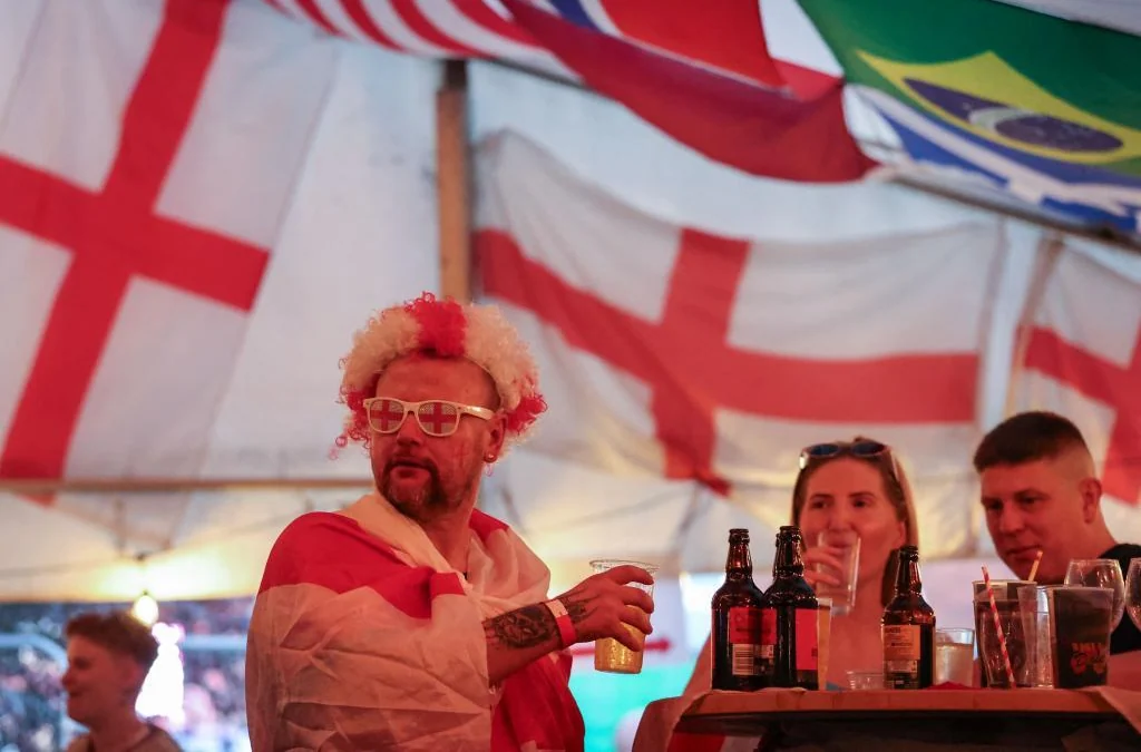 Starmer da permiso a los pubs para que abran hasta las cinco de la madrugada la noche del México - Inglaterra de octavos de final