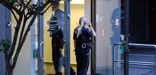 Lüdenscheid in NRW: Frau gibt sich als Klinikmitarbeiterin aus und nimmt Baby mit