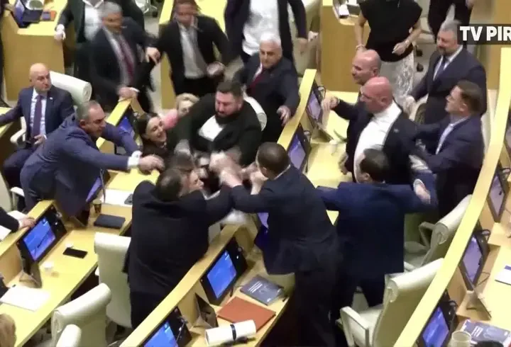 Gürcistan parlamentosu karıştı! İktidar ve muhalefetin vekilleri birbirine girdi