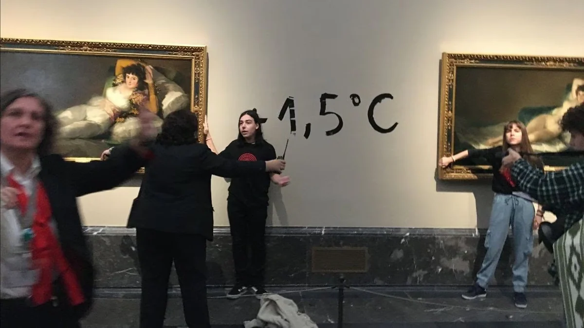 Juzgan a los activistas que se pegaron a los marcos de 'Las Majas' de Goya en el Museo del Prado