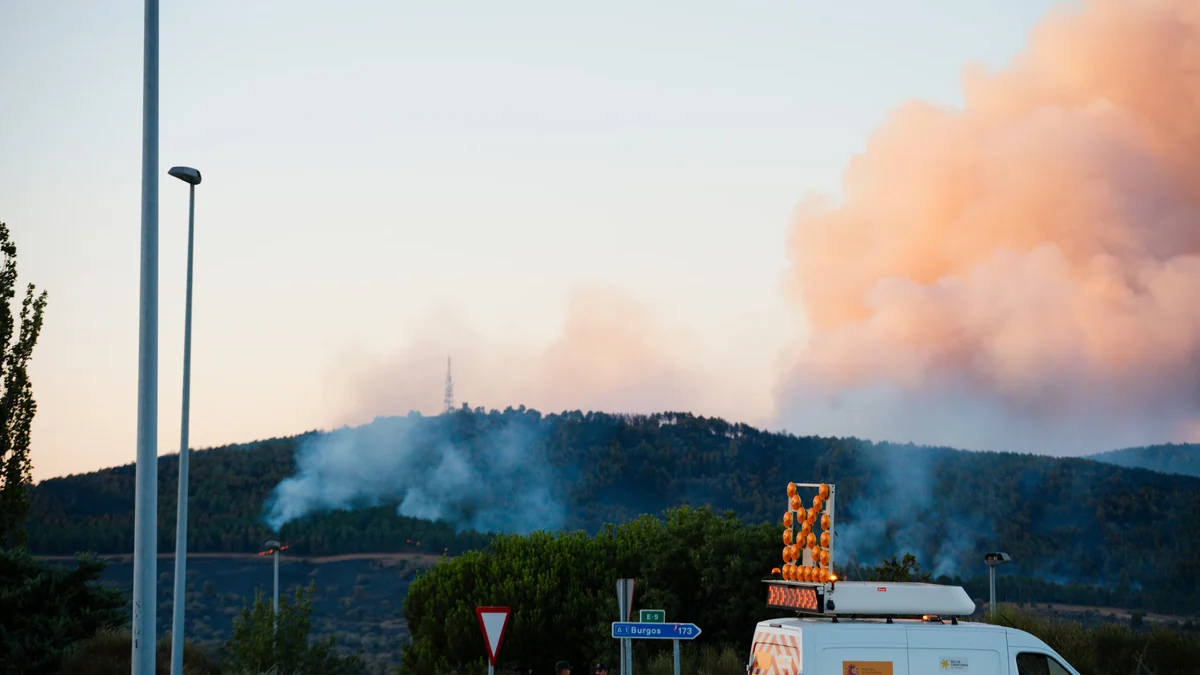 El incendio en Lozoyuela (Madrid) continúa sin control: más de 700 hectáreas afectadas, un pueblo confinado y dos carreteras cortadas