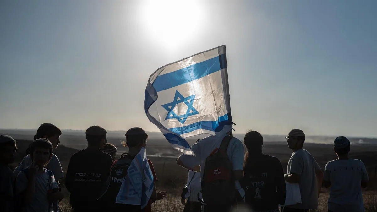 Miles de israelíes superan cuatro controles militares en su marcha para recolonizar la Franja de Gaza