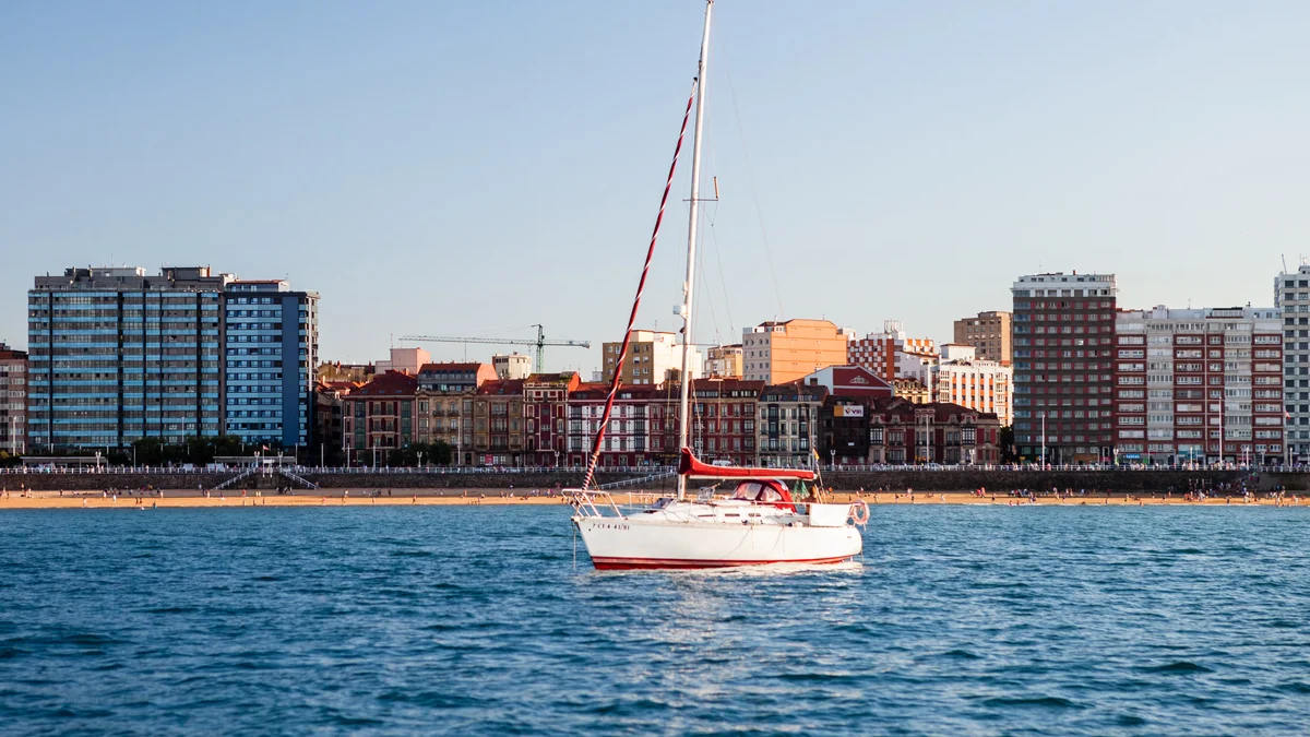 Me he mudado de San Fernando a Gijón, ¿puedo aplicar la exención por reinversión en vivienda habitual?