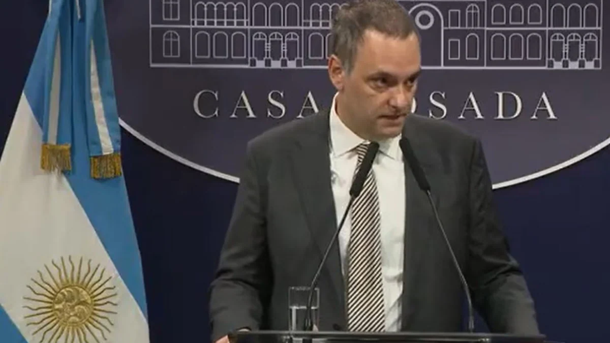 Un juez prohíbe salir de Argentina al exjefe de Gabinete de Milei