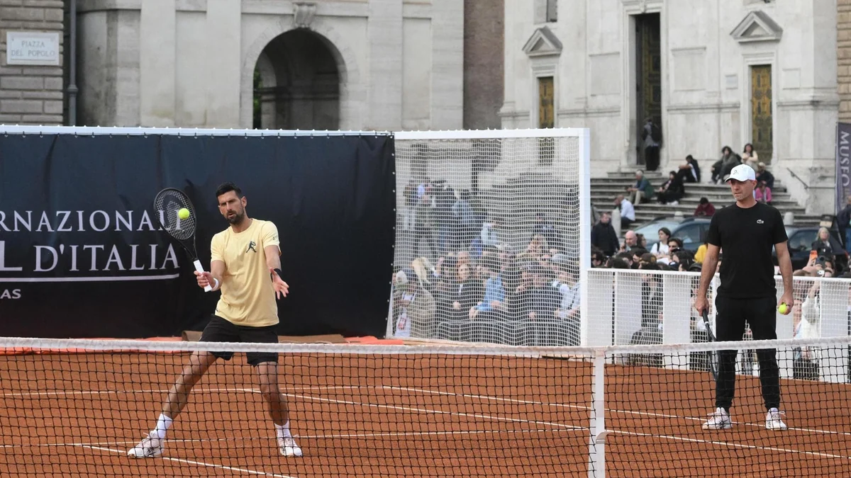 Internazionali Tennis, tutti pazzi per Djokovic che si allena in piazza del Popolo