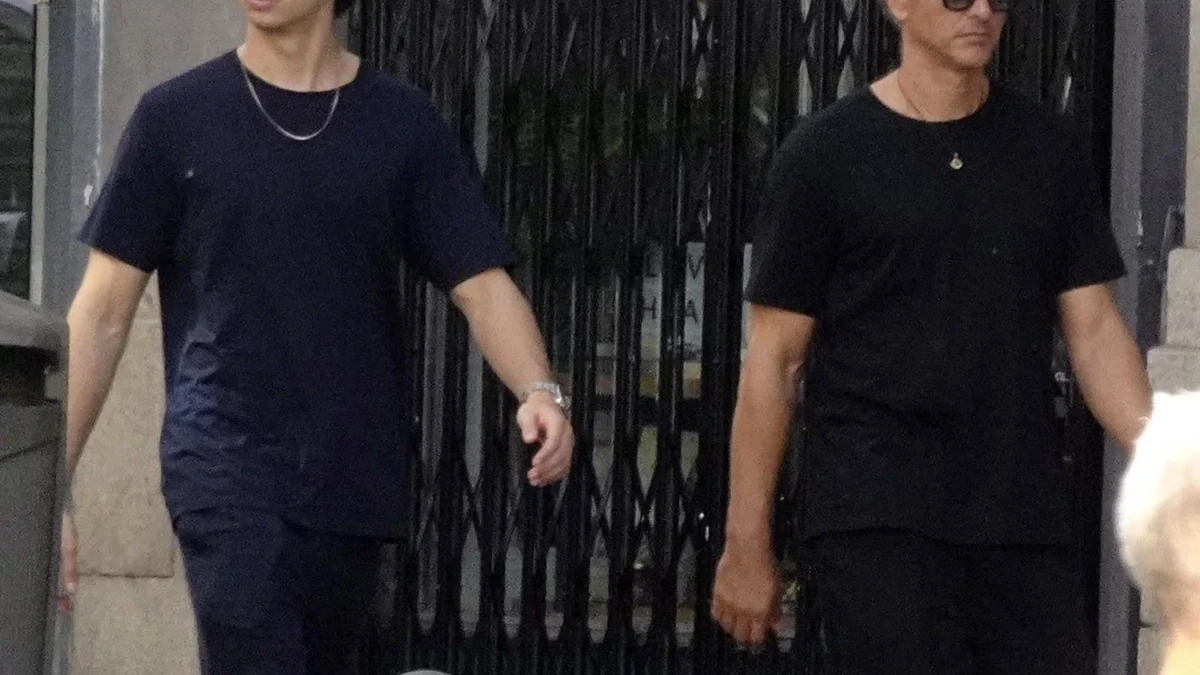 Orson Salazar, relajado y serio por las calles de Madrid junto a su hijo tras su separación de Paz Vega