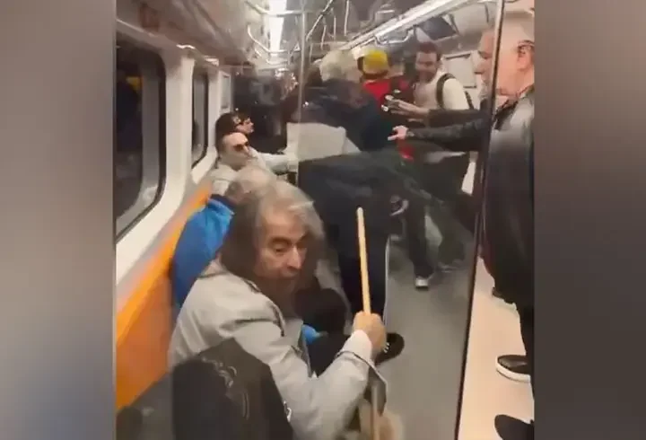 Galatasaray maçı sonrası metroda küfürlü tezahürat kavgasına oklavalı müdahale