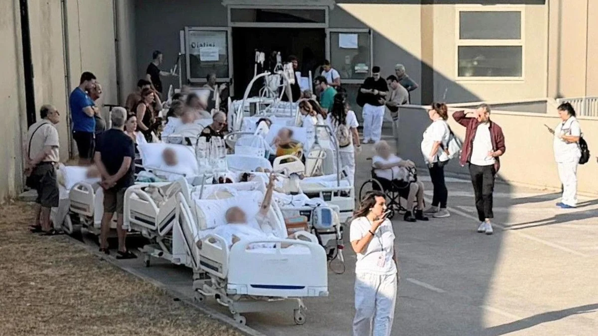 Fiamme all’Ospedale del Mare: pronto soccorso e altri reparti sgomberati, pazienti in strada