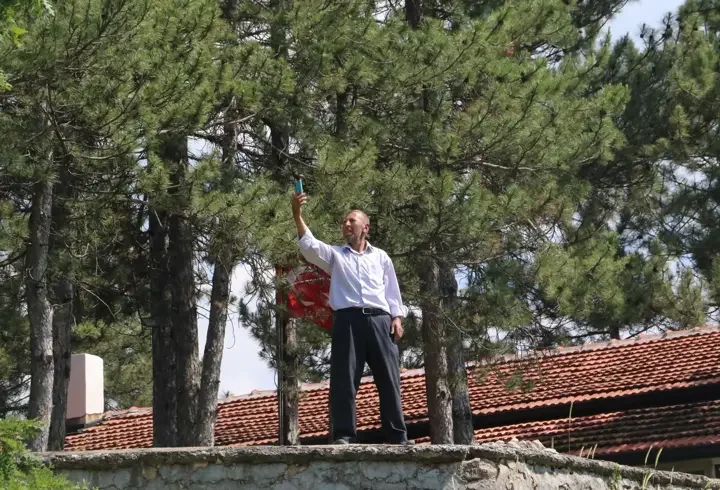 Bu mahallede telefon çekmiyor! 112'yi aramak için başka köye gidiyorlar