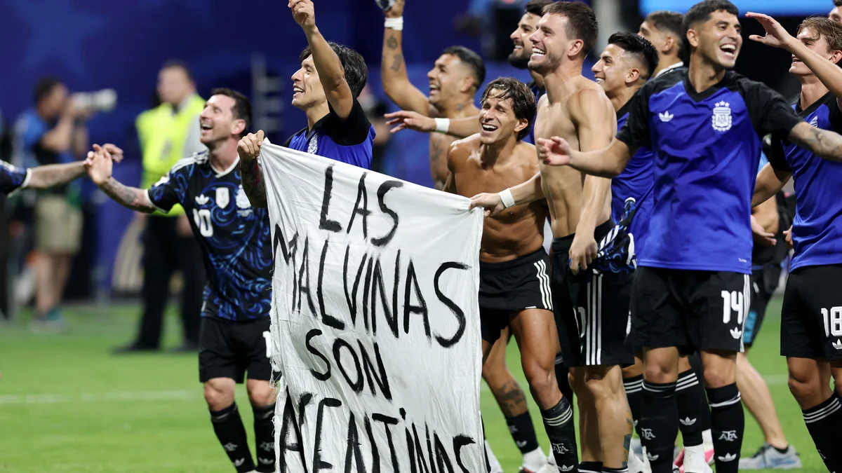 La bandera con un mensaje por Malvinas que mostraron los jugadores de Argentina tras el triunfo ante Inglaterra