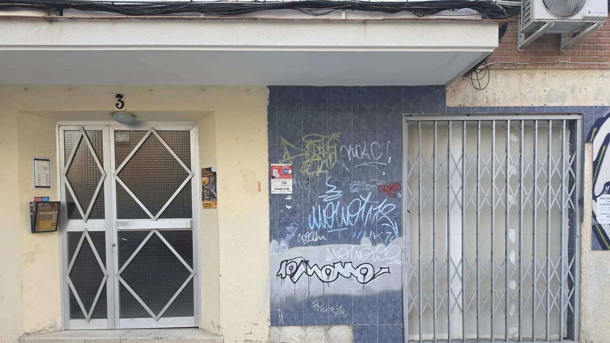 Agresión sexual, drogas y apuñalamientos en el bar 'maldito', y ahora okupado, de Leganés: "Les hemos intentado dar dinero, pero no quieren salir"