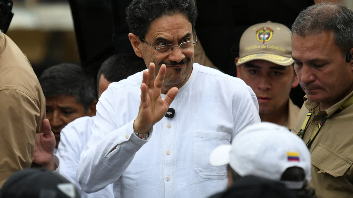 Iván Cepeda firma pacto por el agua en Bucaramanga y busca sumar apoyos en Santander para la segunda vuelta