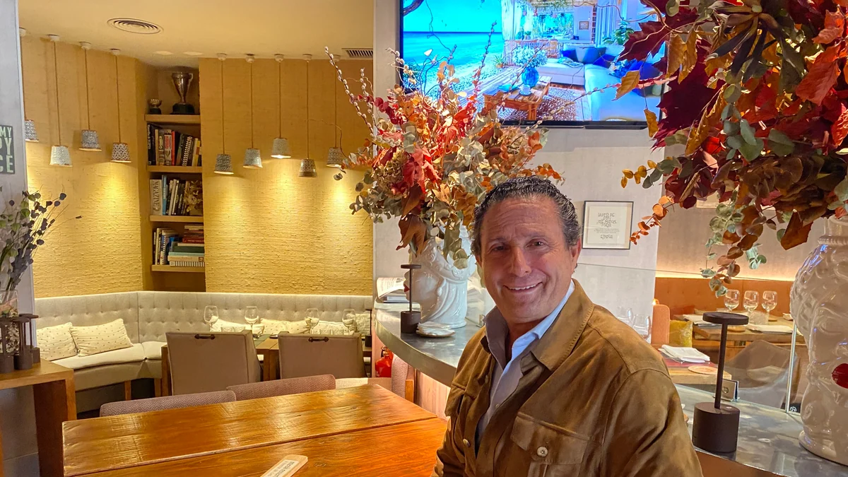 Víctor Pombo, padre de las hermanas 'influencers' y dueño del restaurante Camino: "Mis hijas vienen mucho y, aunque tengan mesa, si hay un cliente que la necesita, se la quito"
