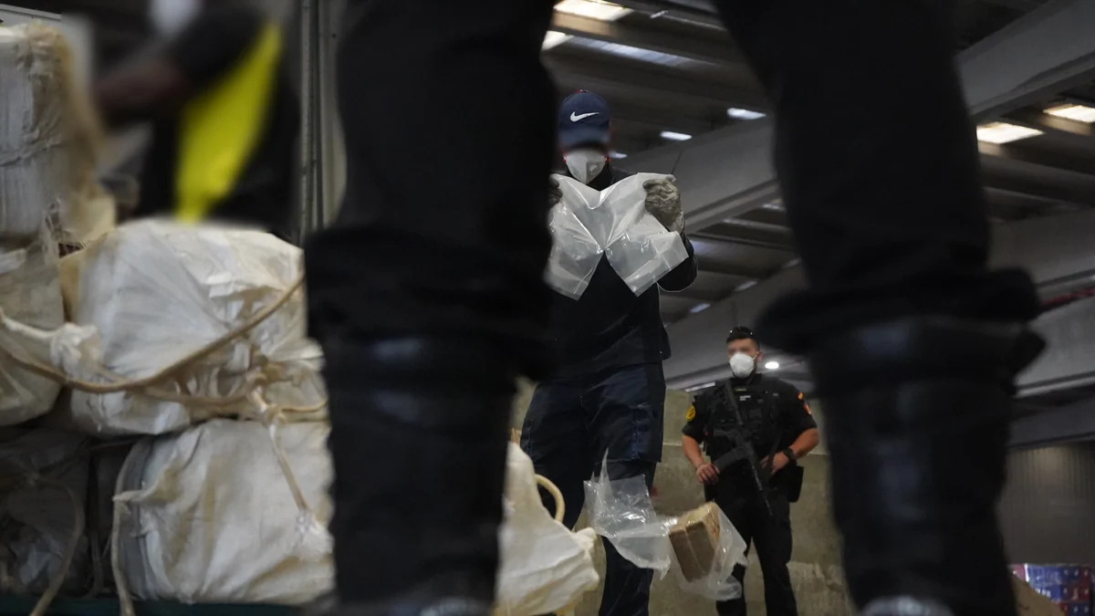 Más de 51 horas para quemar las 30 toneladas del mayor alijo de cocaína de la historia