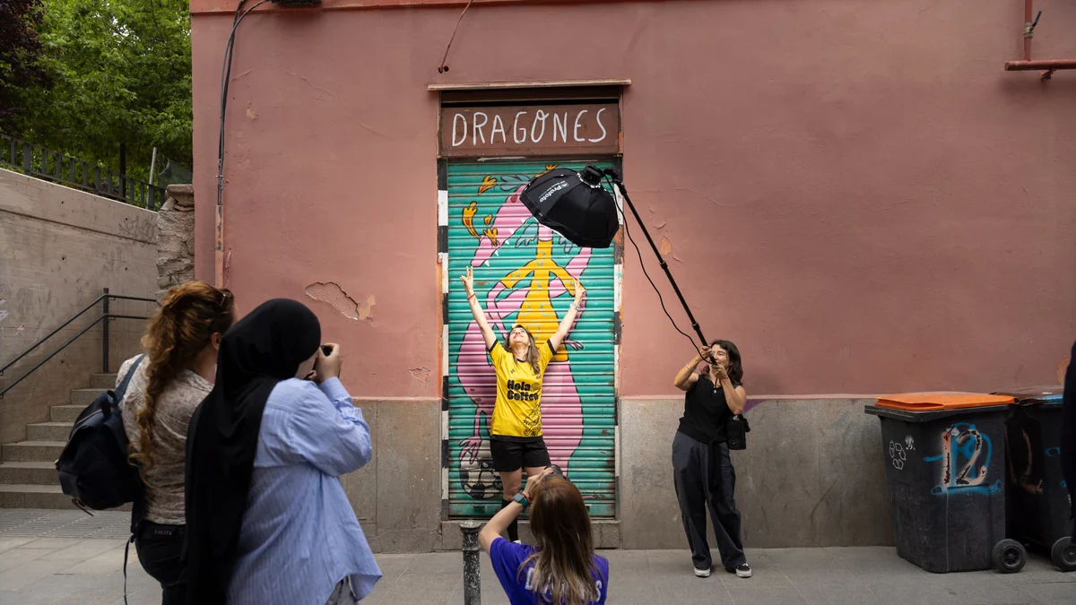 Las Madres Dragonas del barrio de Lavapiés retratan su manera de sentir el fútbol: “Que nos conozcan y sepan que no solo somos migrantes”