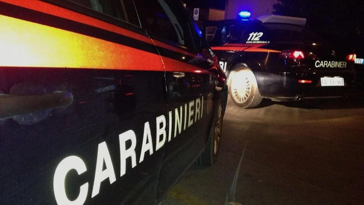Cosparge la compagna di gasolio e tenta di darle fuoco: bloccato mentre impugna l’accendino