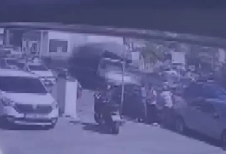 Tuzla’da malzeme yüklü kamyonet yola devrildi: kaza kamerada