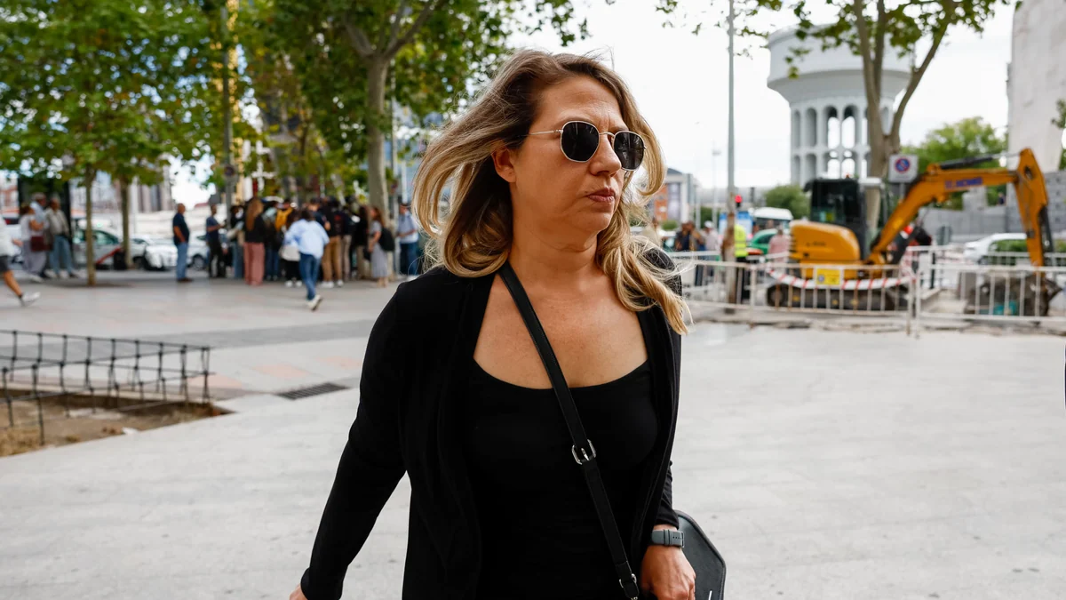 La asesora de Begoña Gómez, Cristina Álvarez, entrega su pasaporte en el juzgado