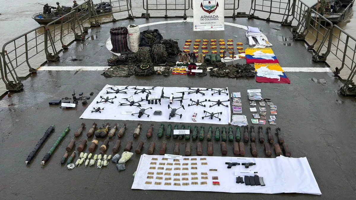 Drones, explosivos, cartuchos, pistolas: este es el impresionante arsenal incautado a los disidencias en dos depósitos ilegales en el río Micay en el Cauca