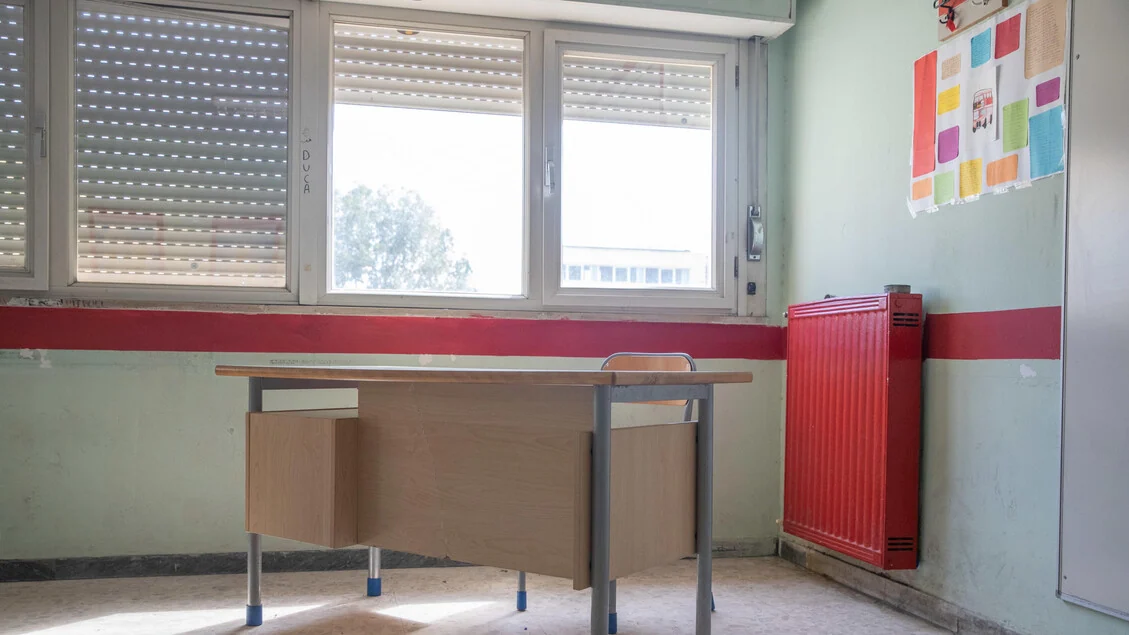 Punta una pistola al professore in classe nel Modenese