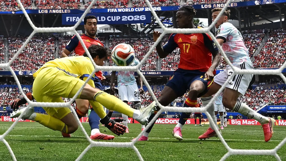 Los goles de los padres y el recuerdo de De la Fuente a las víctimas de Almería: "Ha fallecido la madre de nuestro fotógrafo"