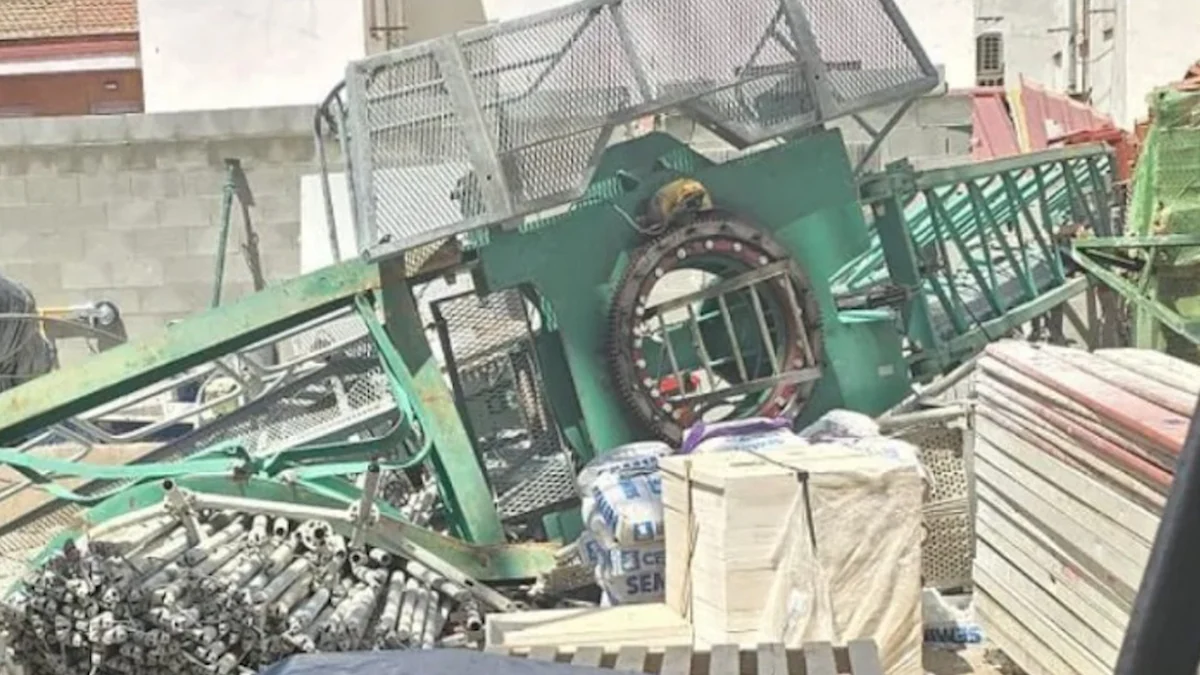 Una grúa de gran tamaño se desploma sobre dos edificios en el distrito madrileño de Tetuán: sin heridos, pero con varios vecinos desalojados