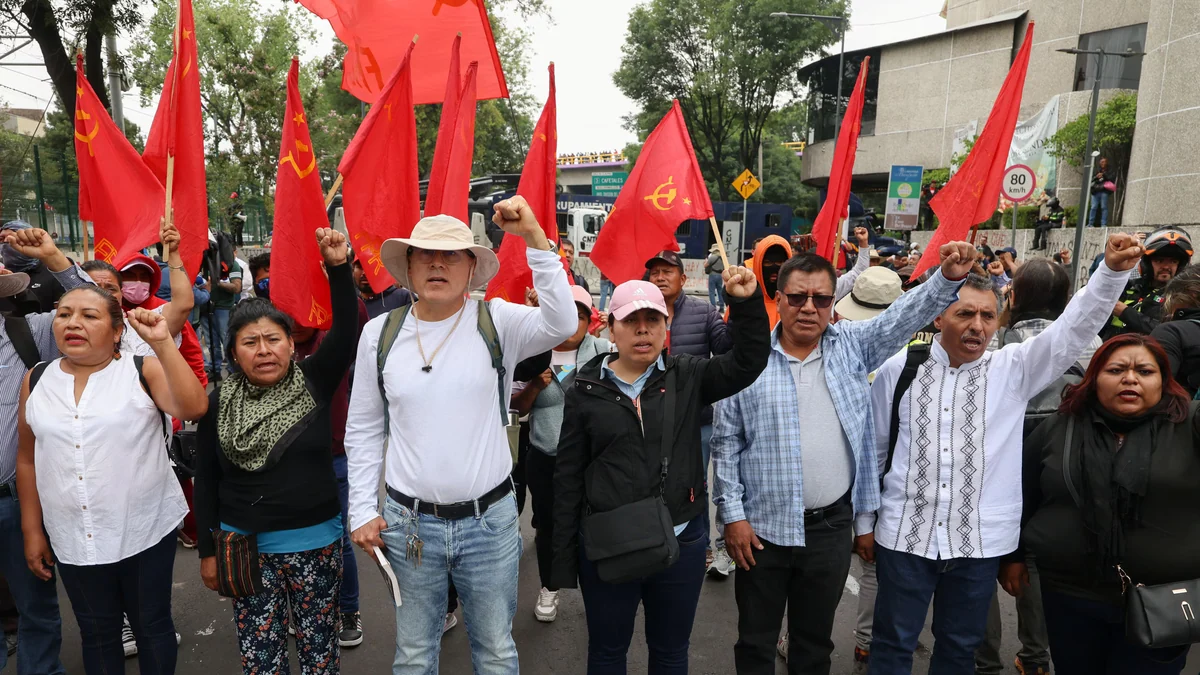 CNTE mantiene plantón en el Zócalo: llama a fortalecer movilización ante la nula respuesta del gobierno federal