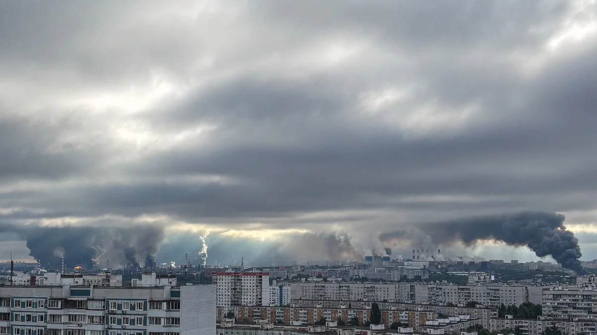 Ucrania golpea de nuevo la mayor refinería de Moscú y causa una gran humareda en la ciudad