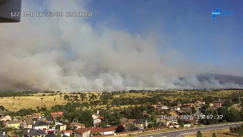 El incendio forestal de Lozoyuela obliga a enviar un ES-Alert para confinar varias poblaciones vecinas y moviliza a la UME