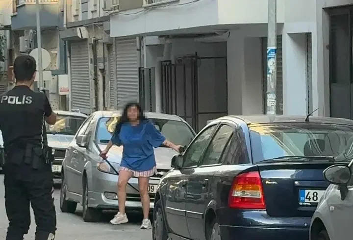 Kılıçla kendisine ve ailesine zarar veren kadın, biber gazıyla etkisiz hale getirildi