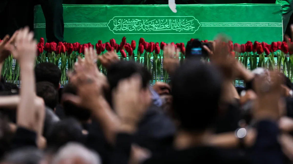 Irán despide a Ali Jameneí, su anterior líder supremo, en un funeral con aire de plebiscito que espera multitudinario